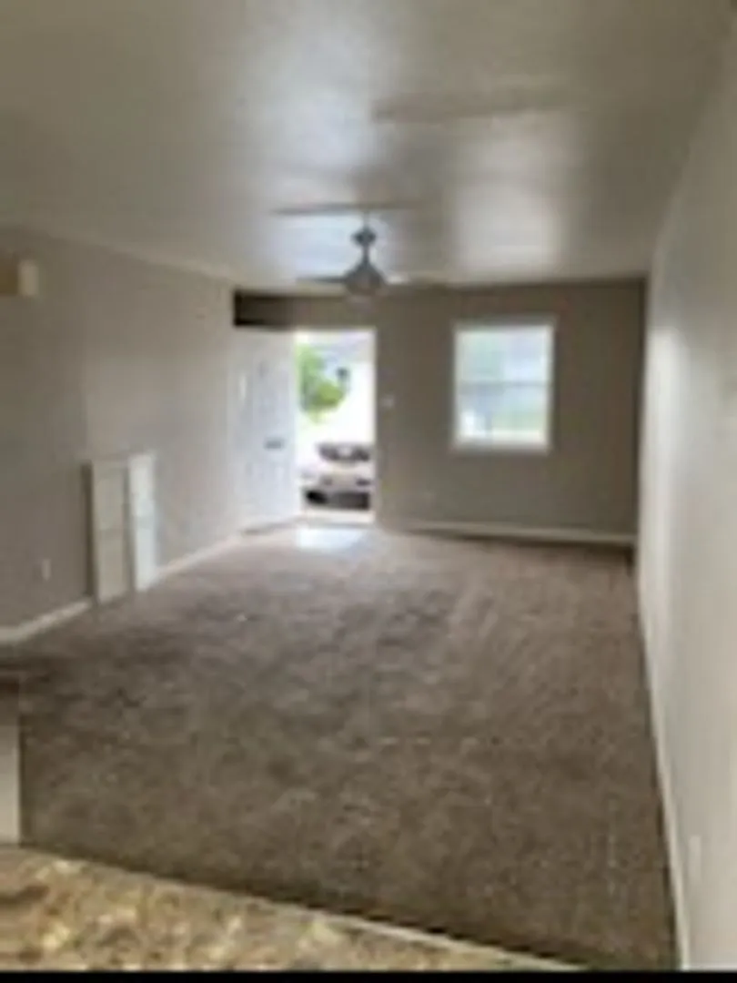 La Place Nederland Ave — Photo 1