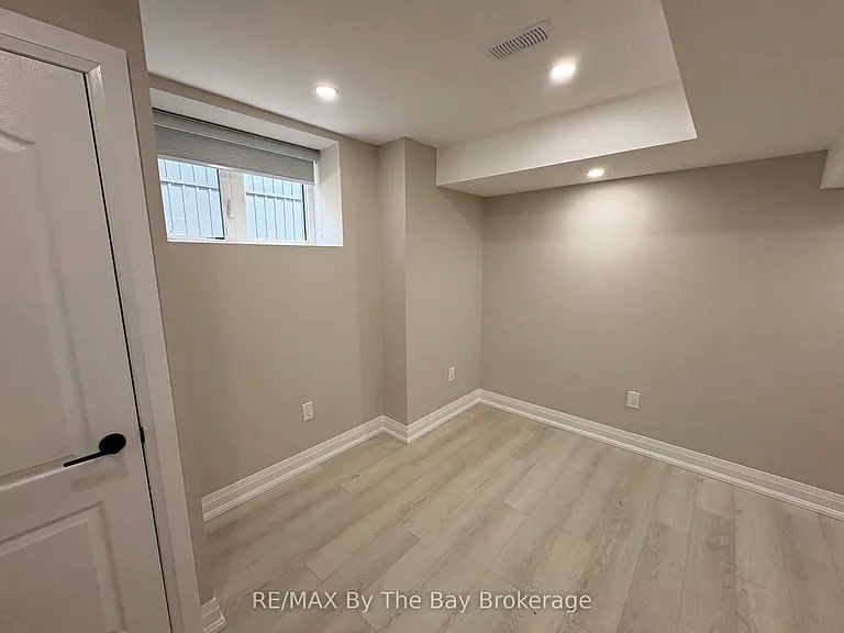 218 Mapleside Dr #LOWER — Photo 7
