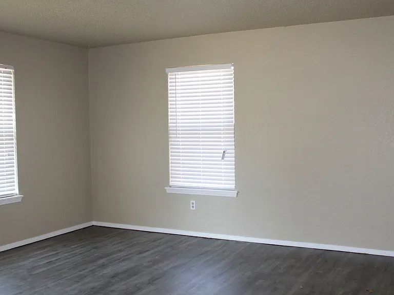8511 Justin Pl — Photo 3