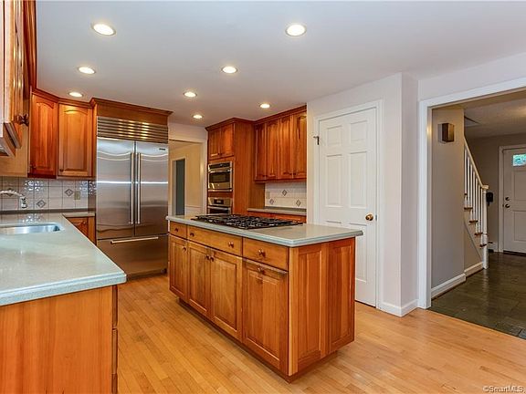 5th image of 46 E Woodhaven Dr