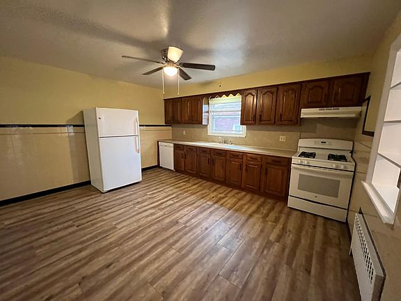 3rd image of 225 Orient Way Floor 1