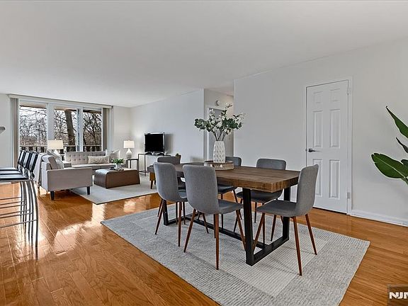 2nd image of 530 Valley Rd APT C003l