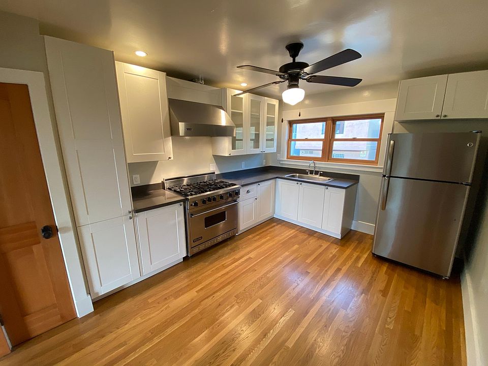Large chef's kitchen with 36" six-burner Viking range
