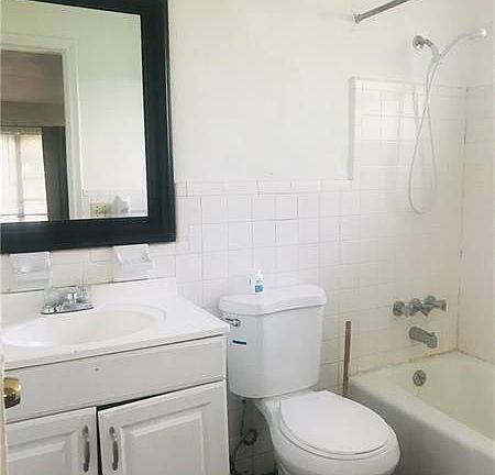 3rd image of 716 SE 18th St APT 1