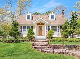 27 Summit Blvd, Westhampton, NY 11977