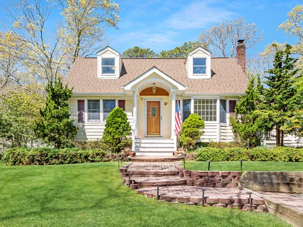 27 Summit Blvd, Westhampton, NY 11977