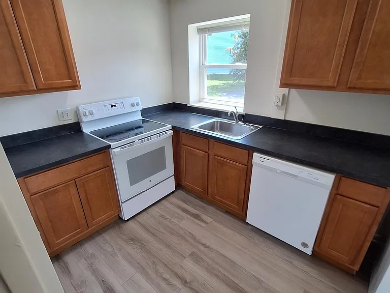 Charlotte Place Apartments — Photo 36