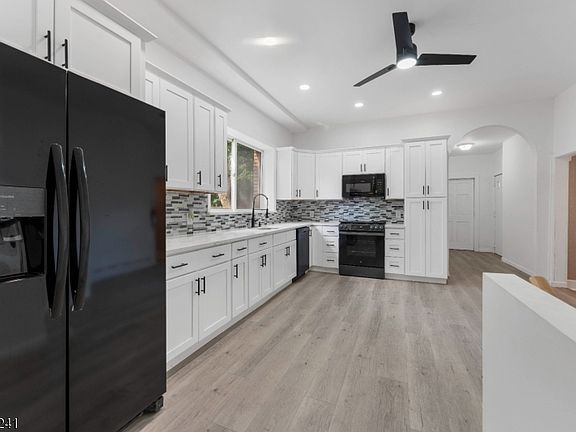 3rd image of 589 Westminster Ave