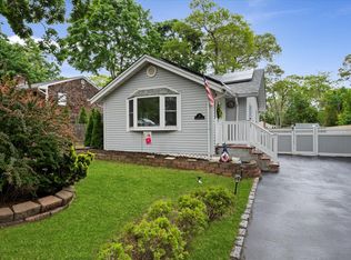 8 Lafayette Ave, Lake Grove, NY 11755