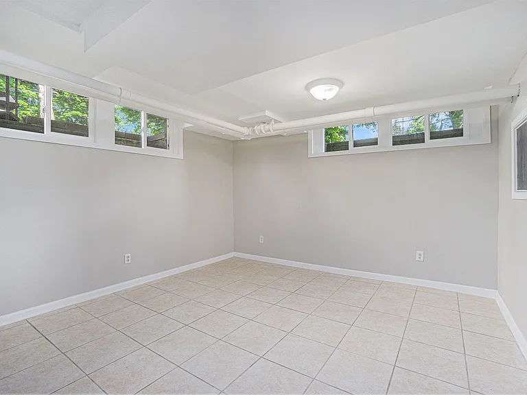 258 Capital Ave NE — Photo 5