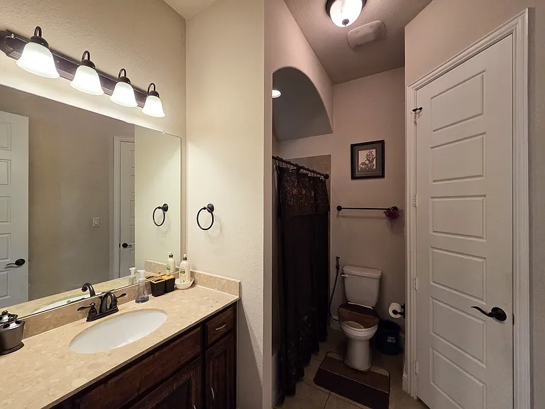 Guest Bathroom 1a (Downstairs)