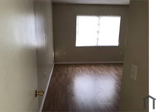 870 E North St — Photo 6