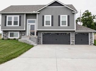 1007 SW Powell Dr, Oak Grove, MO 64075