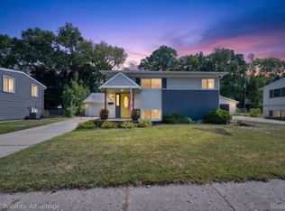 942 Panorama Dr, Milford, MI 48381