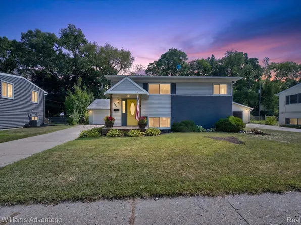 942 Panorama Dr, Milford, MI 48381