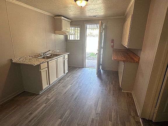 3rd image of 4552 Edwards St