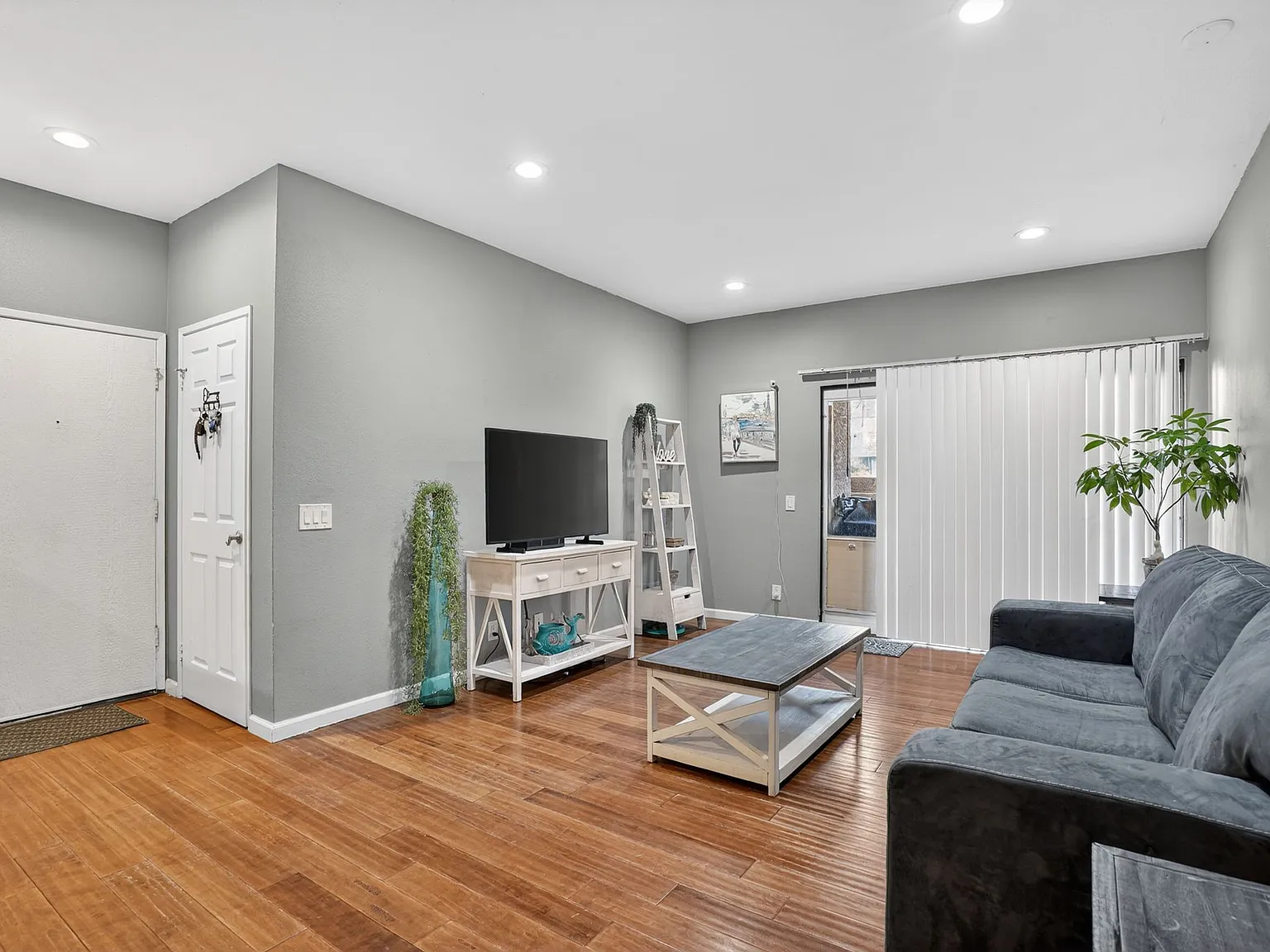 3 bed, 1125 sqft, $3,400 — Photo 4