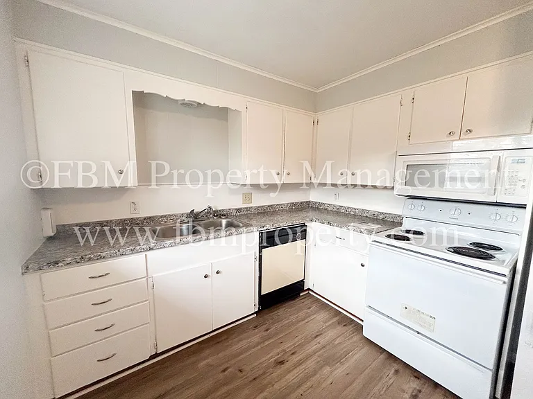 330 W College St #4 — Photo 14