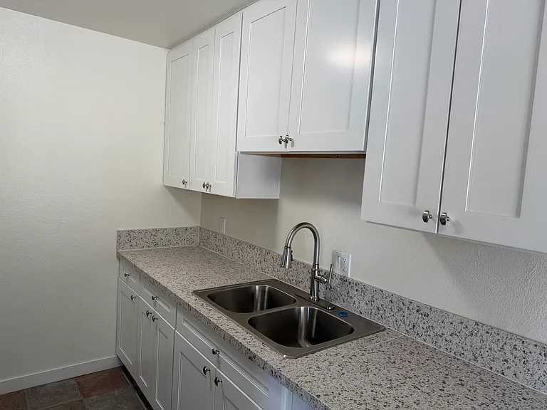 260 Lloyd St #8 — Photo 5