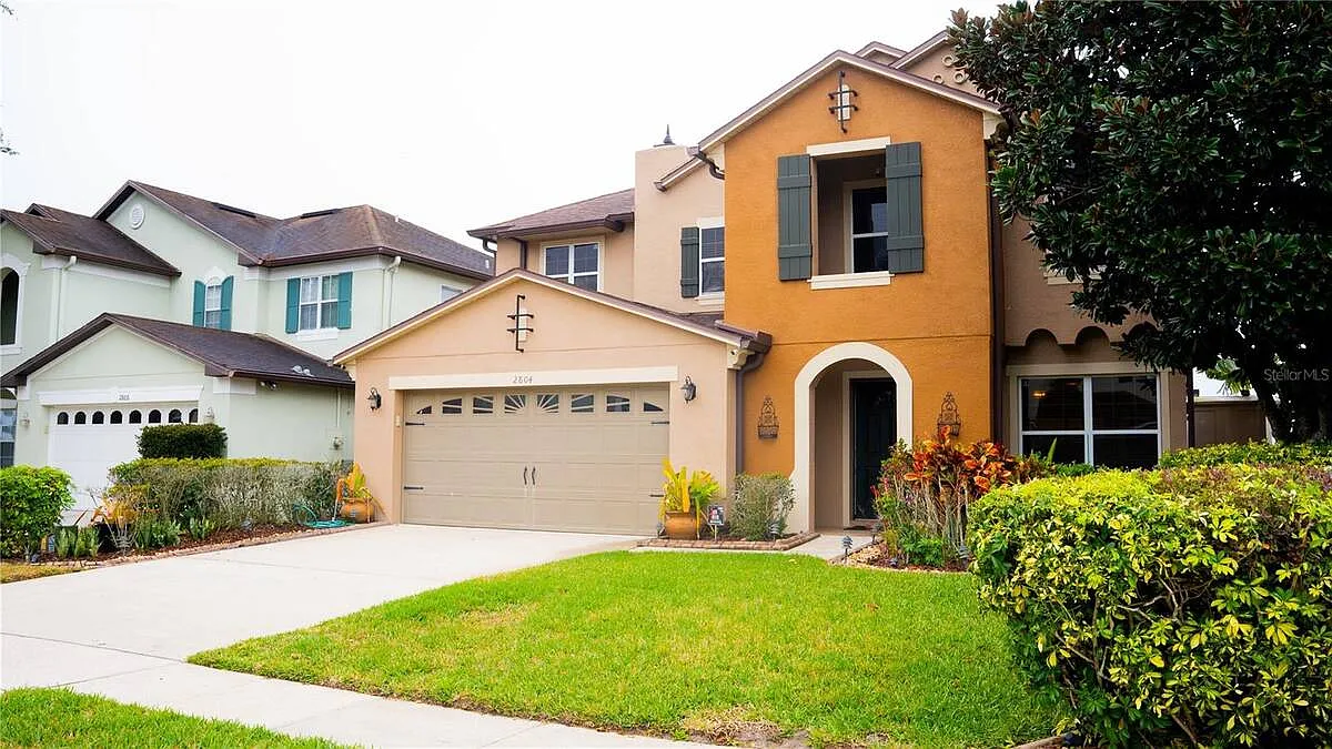3 bed, 2.5 bath, 2560 sqft, $3,100 — Photo 2