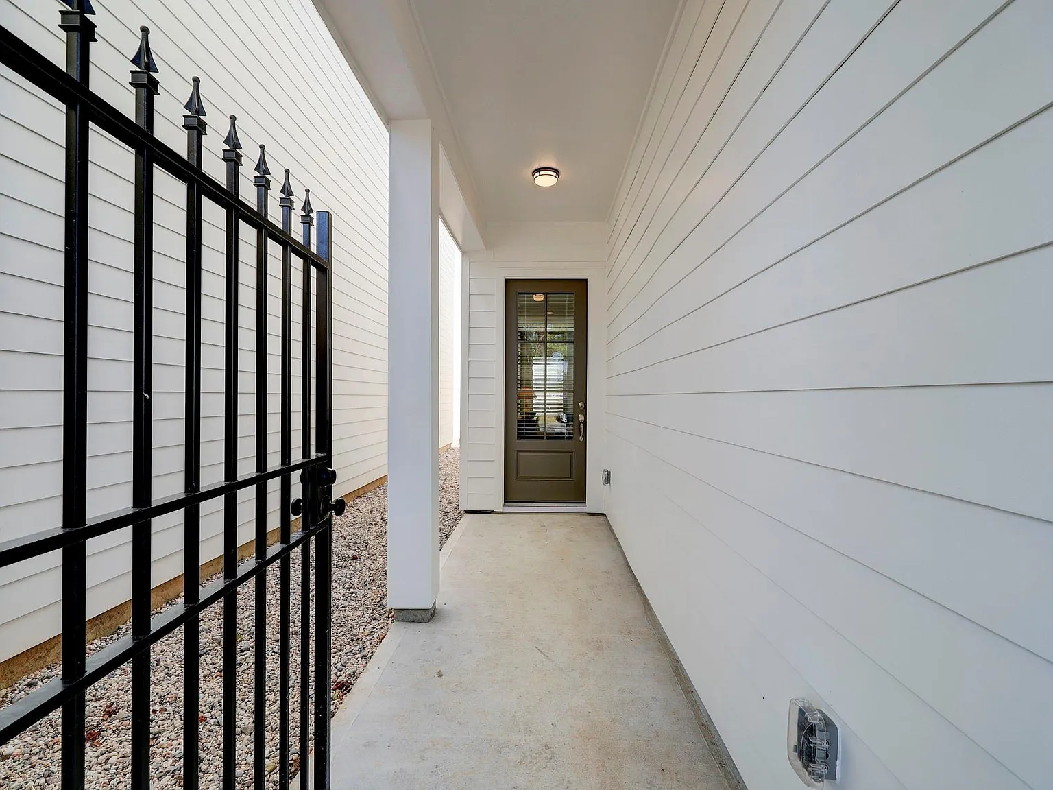 3 bed, 2.5 bath, 1712 sqft, $2,200 — Photo 2