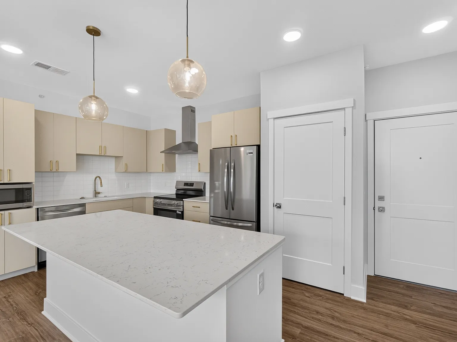 2 bed, 926 sqft, $2,200 — Photo 2