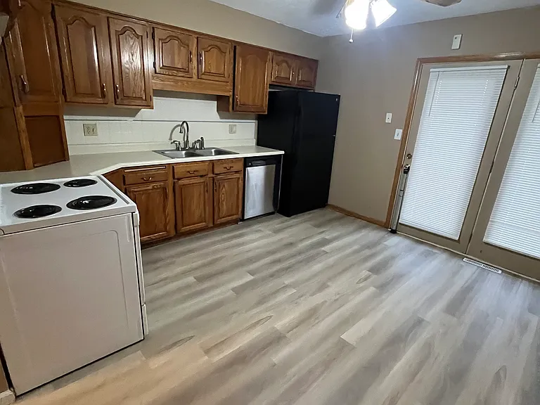 916 NE Wien Ave — Photo 3