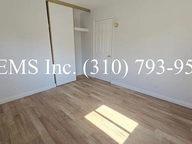 Detached Front House with Laundry Hookups and Garage Parking — Photo 9
