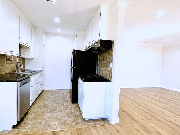 4th image of 13440 Victory Blvd #8