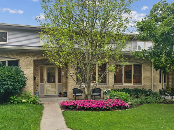 678 Lyster Rd, Highwood, IL 60040
