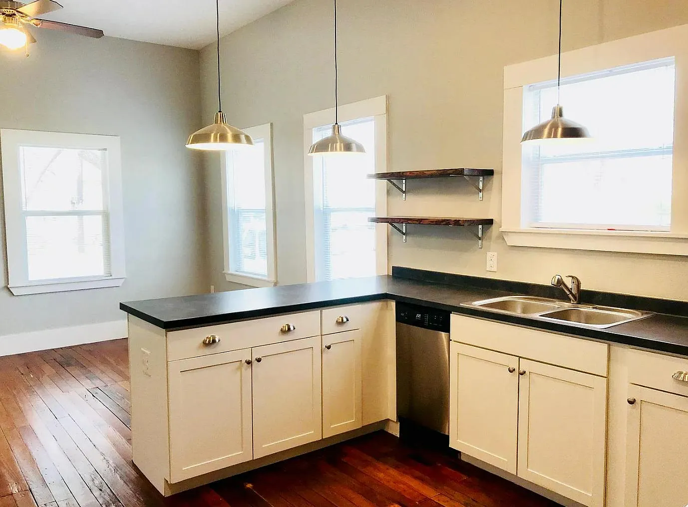 1 bed, 700 sqft, $1,150 — Photo 2