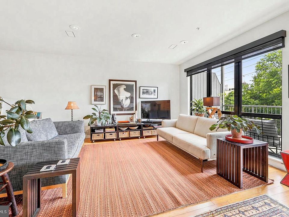 1st image of 934 N 3rd St APT 302