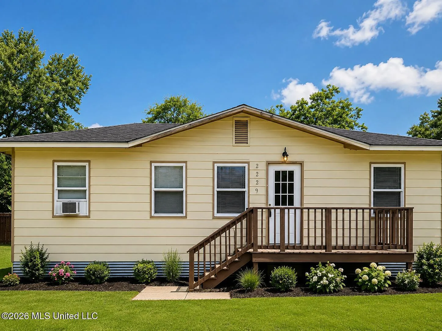 3 bed, 1.0 bath, 784 sqft, $1,000 — Photo 2