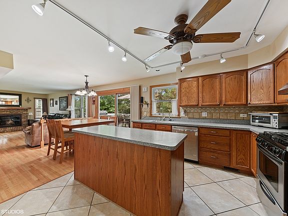 4th image of 1512 E Canterbury Dr