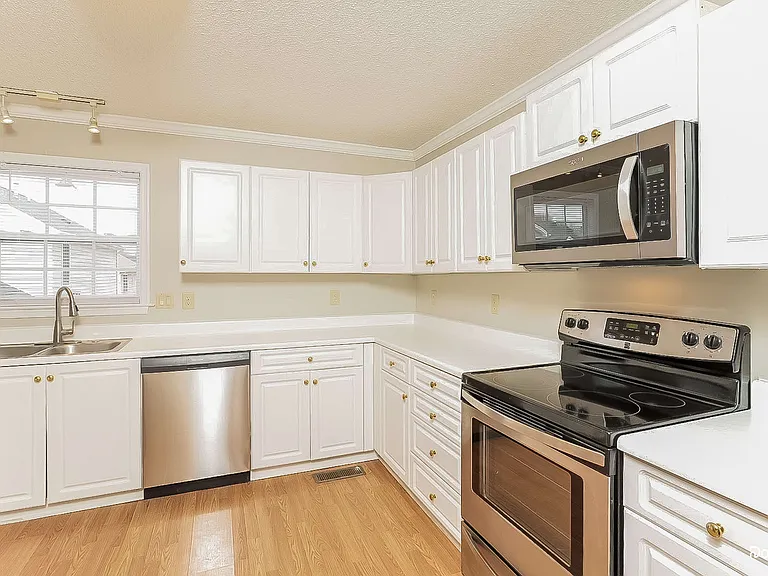 301 Mount Olive Dr — Photo 3