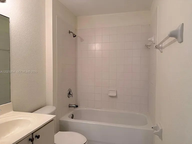 3585 NE 5th St #102 — Photo 16