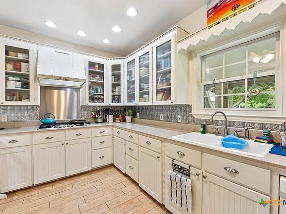 3rd image of 205 N Avenue E