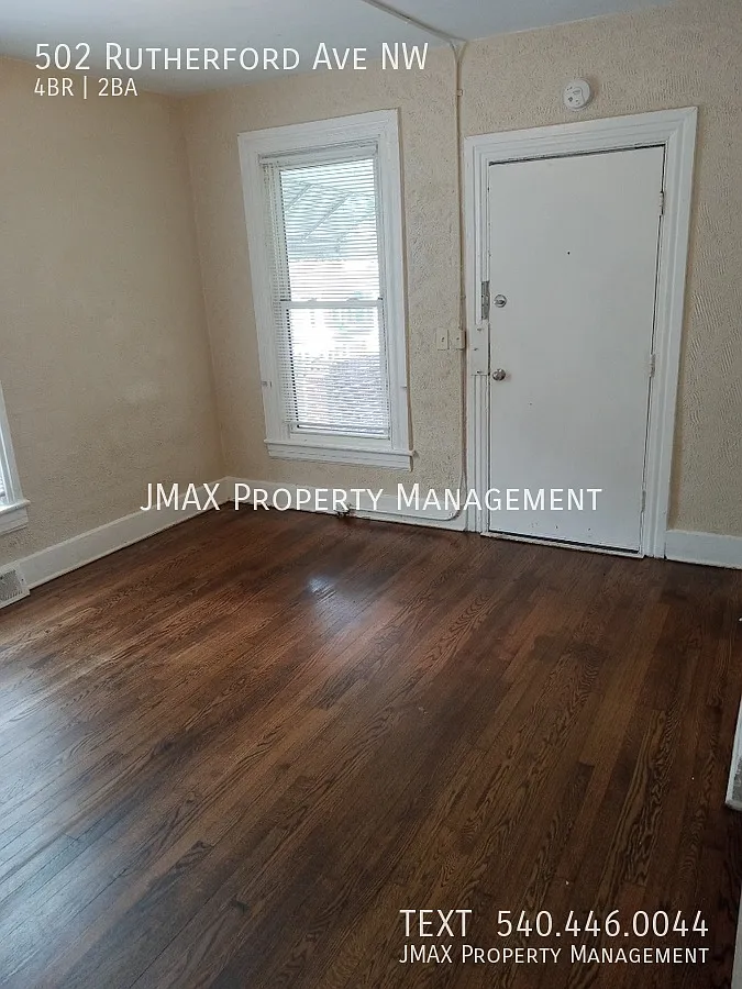 Roomy 4 Bedroom Home — Photo 2