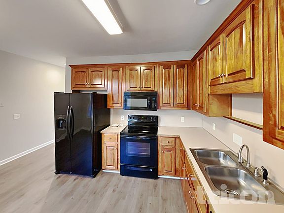 5th image of 104 Holcomb Manor Dr