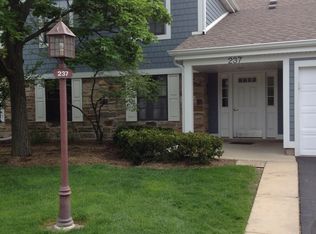 237 Driftwood Ln #2D, Schaumburg, IL 60193