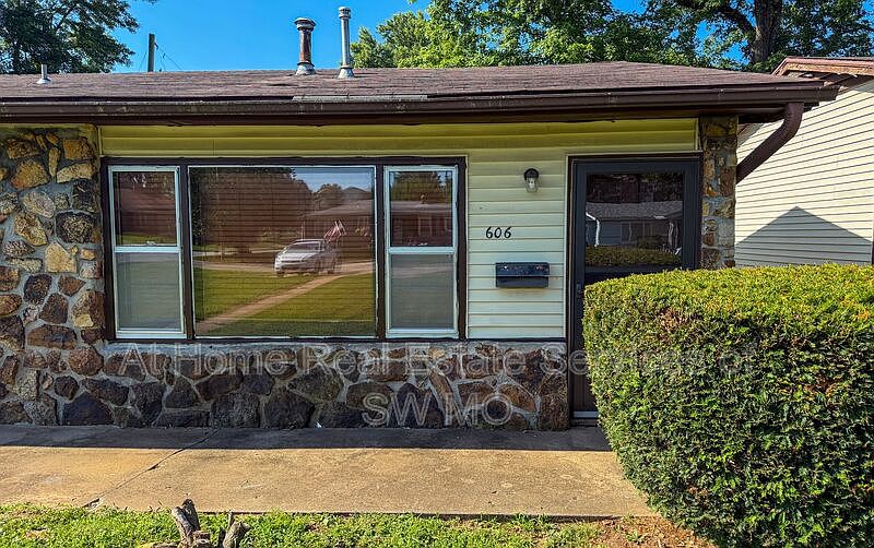1st image of 606 W Montclair St