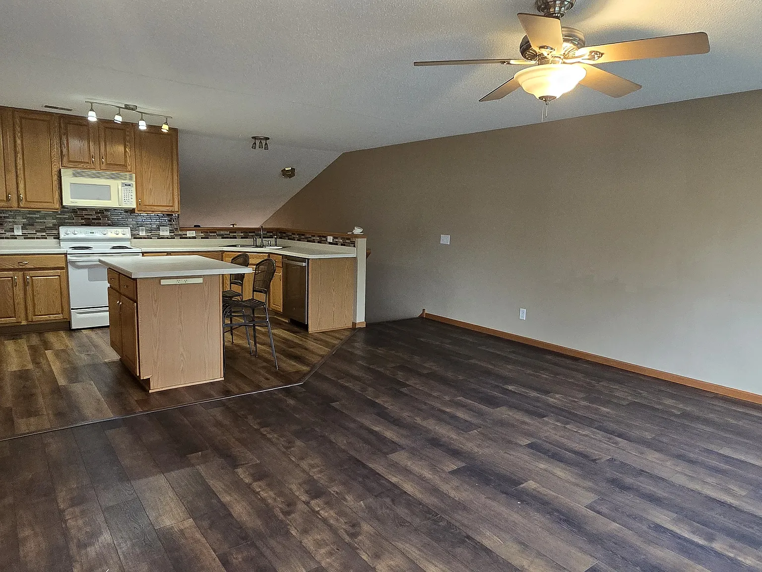 3 bed, 1590 sqft, $2,185 — Photo 3
