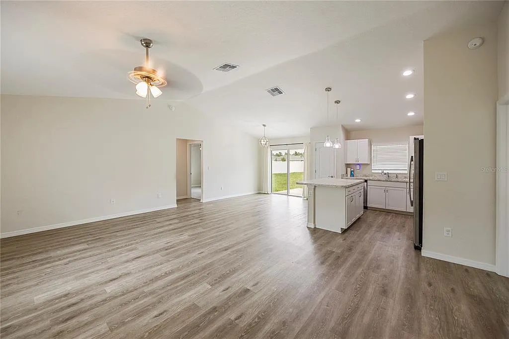 3 bed, 2.0 bath, 1390 sqft, $2,000 — Photo 4