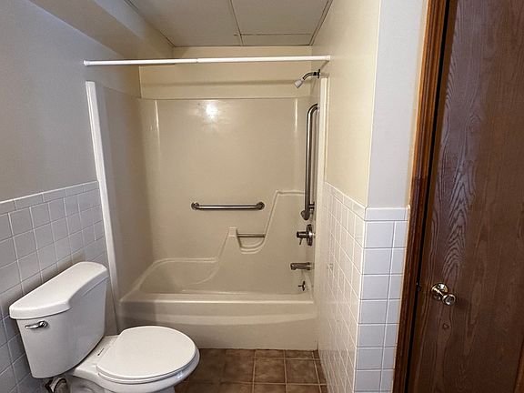 2nd image of 916 Kings Rd #304