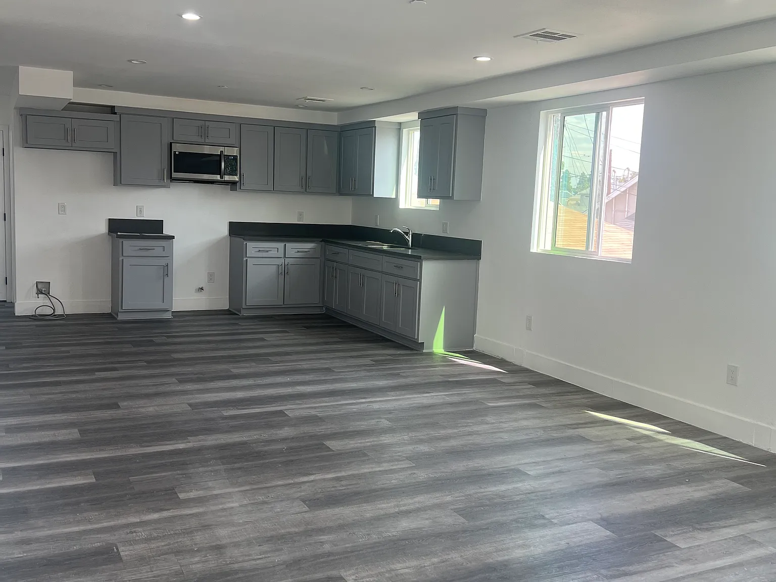 5 bed, 2500 sqft, $4,550 — Photo 3