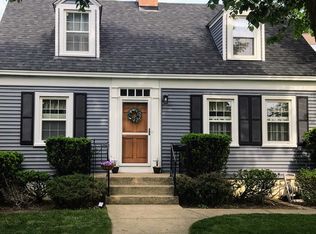 347 Linder Ave, Northfield, IL 60093