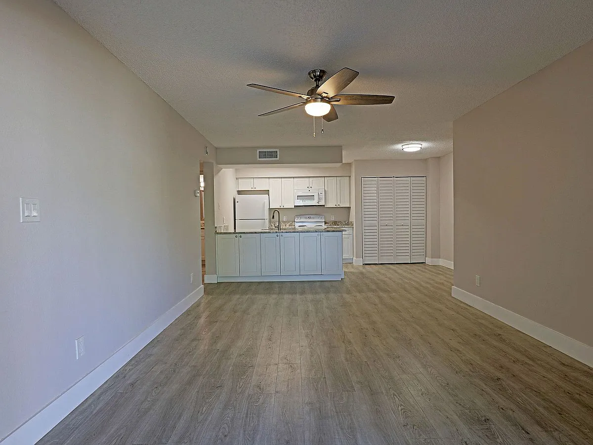 Building Photo - 5307 Summerlin Rd #714