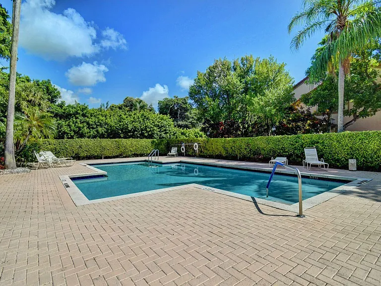5801 Coach House Cir #E — Photo 34