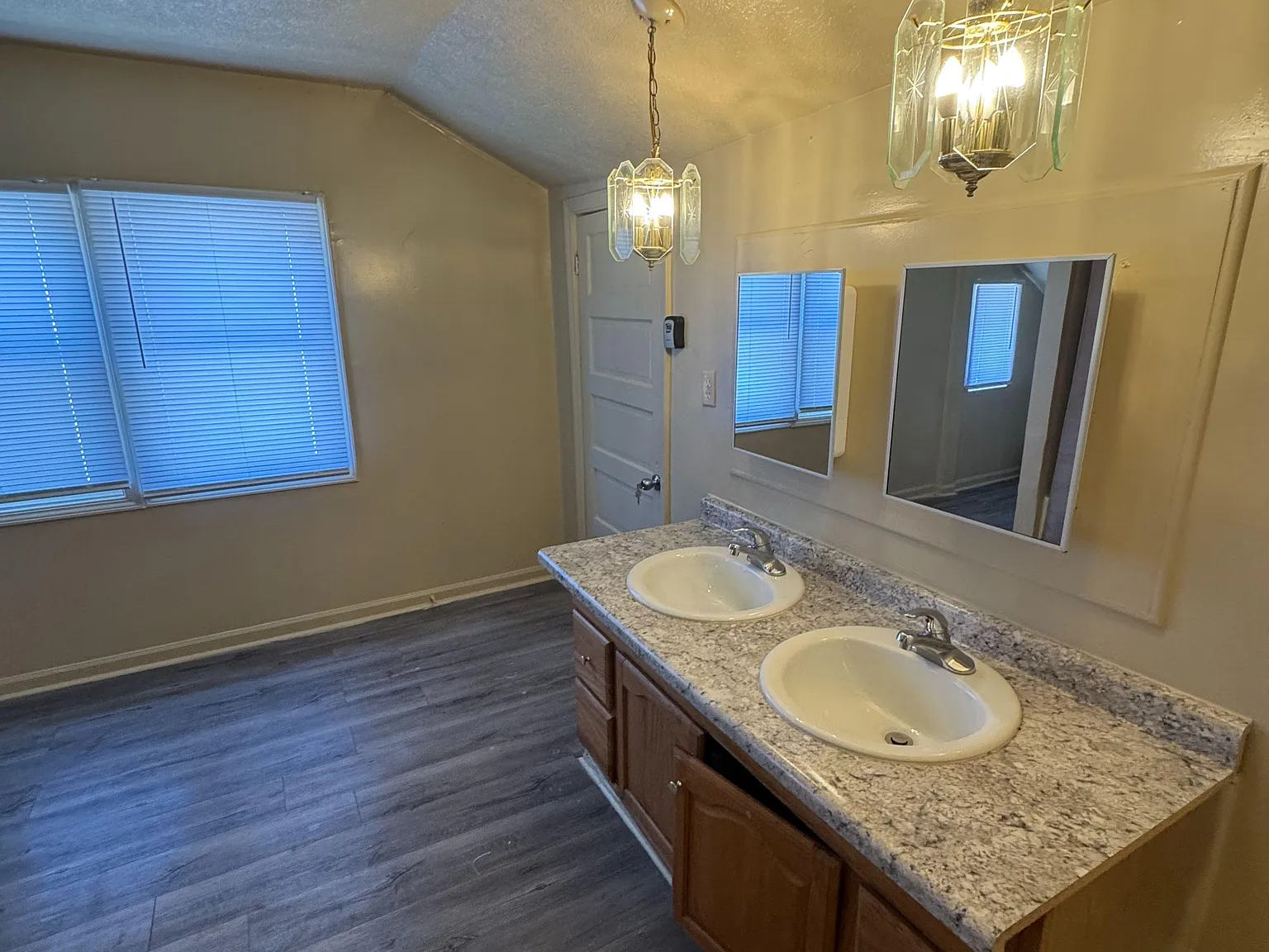 4 bed, 2.0 bath, 1852 sqft, $832 — Photo 2