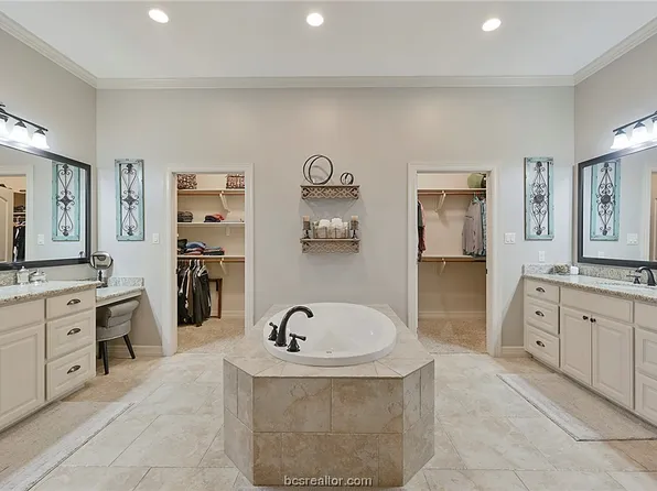 3913 Park Meadow Ln, Bryan, TX 77802